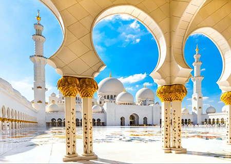 Moschee und Ferrari World – aus Abu Dhabi